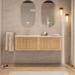 Das Rosenfeld Badmöbel 140 in Natur Eiche vereint handwerkliche Präzision mit modernem Luxus. Gefertigt aus massivem Eichenholz mit Rillenfront, vier Softclose-Schubladen und einem matten weißen Mineralwerkstoff-. Das Waschbecken ist wahlweise mit oder oh