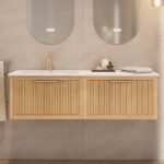 Das Rosenfeld Badmöbel 140 in Natur Eiche vereint handwerkliche Präzision mit modernem Luxus. Gefertigt aus massivem Eichenholz mit Rillenfront, vier Softclose-Schubladen und einem matten weißen Mineralwerkstoff-. Das Waschbecken ist wahlweise mit oder oh