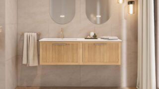 Das Rosenfeld Badmöbel 140 in Natur Eiche vereint handwerkliche Präzision mit modernem Luxus. Gefertigt aus massivem Eichenholz mit Rillenfront, vier Softclose-Schubladen und einem matten weißen Mineralwerkstoff-. Das Waschbecken ist wahlweise mit oder oh