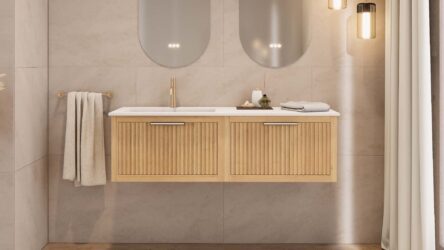 Das Rosenfeld Badmöbel 140 in Natur Eiche vereint handwerkliche Präzision mit modernem Luxus. Gefertigt aus massivem Eichenholz mit Rillenfront, vier Softclose-Schubladen und einem matten weißen Mineralwerkstoff-. Das Waschbecken ist wahlweise mit oder oh