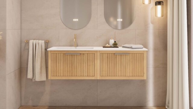 Das Rosenfeld Badmöbel 140 in Natur Eiche vereint handwerkliche Präzision mit modernem Luxus. Gefertigt aus massivem Eichenholz mit Rillenfront, vier Softclose-Schubladen und einem matten weißen Mineralwerkstoff-. Das Waschbecken ist wahlweise mit oder oh