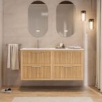 Das Rosenfeld Badmöbel 140 in Eiche natur vereint handwerkliche Präzision mit modernem Luxus. Gefertigt aus massivem Eichenholz mit Rillenfront, vier Softclose-Schubladen und einem matten weißen Mineralwerkstoff-. Das Waschbecken ist wahlweise mit oder oh