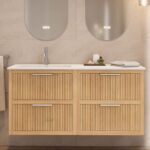 Das Rosenfeld Badmöbel 140 in Eiche natur vereint handwerkliche Präzision mit modernem Luxus. Gefertigt aus massivem Eichenholz mit Rillenfront, vier Softclose-Schubladen und einem matten weißen Mineralwerkstoff-. Das Waschbecken ist wahlweise mit oder oh