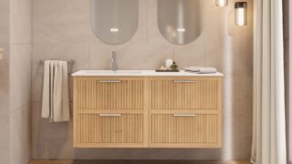 Das Rosenfeld Badmöbel 140 in Eiche natur vereint handwerkliche Präzision mit modernem Luxus. Gefertigt aus massivem Eichenholz mit Rillenfront, vier Softclose-Schubladen und einem matten weißen Mineralwerkstoff-. Das Waschbecken ist wahlweise mit oder oh
