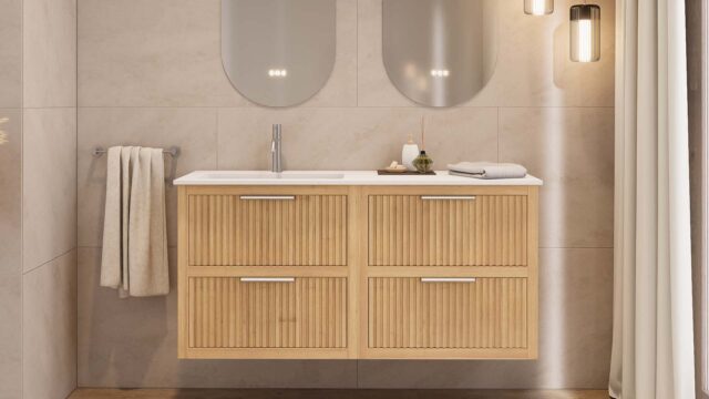 Das Rosenfeld Badmöbel 140 in Eiche natur vereint handwerkliche Präzision mit modernem Luxus. Gefertigt aus massivem Eichenholz mit Rillenfront, vier Softclose-Schubladen und einem matten weißen Mineralwerkstoff-. Das Waschbecken ist wahlweise mit oder oh
