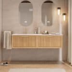 Das Rosenfeld Badmöbel 160 in Natur Eiche vereint handwerkliche Präzision mit modernem Luxus. Gefertigt aus massivem Eichenholz mit Rillenfront, vier Softclose-Schubladen und einem matten weißen Mineralwerkstoff-. Das Waschbecken ist wahlweise mit oder oh