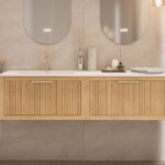 Das Rosenfeld Badmöbel 160 in Natur Eiche vereint handwerkliche Präzision mit modernem Luxus. Gefertigt aus massivem Eichenholz mit Rillenfront, vier Softclose-Schubladen und einem matten weißen Mineralwerkstoff-. Das Waschbecken ist wahlweise mit oder oh