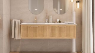 Das Rosenfeld Badmöbel 160 in Natur Eiche vereint handwerkliche Präzision mit modernem Luxus. Gefertigt aus massivem Eichenholz mit Rillenfront, vier Softclose-Schubladen und einem matten weißen Mineralwerkstoff-. Das Waschbecken ist wahlweise mit oder oh