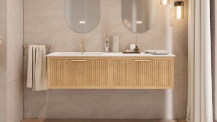 Das Rosenfeld Badmöbel 160 in Natur Eiche vereint handwerkliche Präzision mit modernem Luxus. Gefertigt aus massivem Eichenholz mit Rillenfront, vier Softclose-Schubladen und einem matten weißen Mineralwerkstoff-. Das Waschbecken ist wahlweise mit oder oh