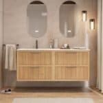 Das Rosenfeld Badmöbel 160 in Eiche natur vereint handwerkliche Präzision mit modernem Luxus. Gefertigt aus massivem Eichenholz mit Rillenfront, vier Softclose-Schubladen und einem matten weißen Mineralwerkstoff-. Das Waschbecken ist wahlweise mit oder oh