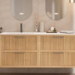 Das Rosenfeld Badmöbel 160 in Eiche natur vereint handwerkliche Präzision mit modernem Luxus. Gefertigt aus massivem Eichenholz mit Rillenfront, vier Softclose-Schubladen und einem matten weißen Mineralwerkstoff-. Das Waschbecken ist wahlweise mit oder oh