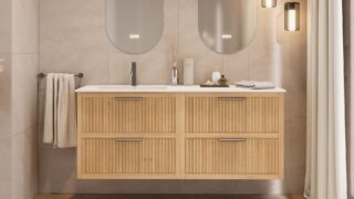 Das Rosenfeld Badmöbel 160 in Eiche natur vereint handwerkliche Präzision mit modernem Luxus. Gefertigt aus massivem Eichenholz mit Rillenfront, vier Softclose-Schubladen und einem matten weißen Mineralwerkstoff-. Das Waschbecken ist wahlweise mit oder oh