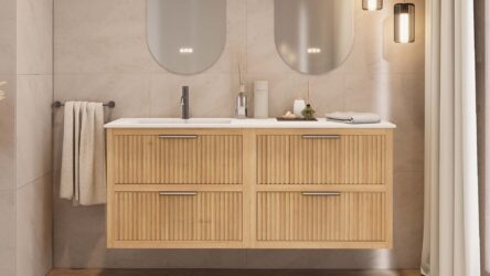 Das Rosenfeld Badmöbel 160 in Eiche natur vereint handwerkliche Präzision mit modernem Luxus. Gefertigt aus massivem Eichenholz mit Rillenfront, vier Softclose-Schubladen und einem matten weißen Mineralwerkstoff-. Das Waschbecken ist wahlweise mit oder oh