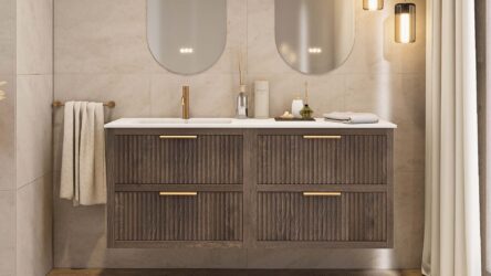 Das Rosenfeld Badmöbel 160 in Eiche dunkel strahlt Luxus und Ruhe aus. Gefertigt aus massivem Eichenholz mit Rillenfront, vier hochwertigen Softclose-Schubladen und einem matten weißen Mineralwerkstoff- mit Überlauf. Das Waschbecken ist wahlweise mit oder