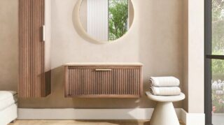Wandhängendes Badezimmermöbel 100 cm aus dunkler Eiche mit eine Schublade und beige Kalksteinwaschtisch