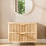 Wandhängendes Badezimmermöbel 100 cm aus Natureiche mit zwei Schubladen und beige Kalksteinwaschtisch (neuwertig)
