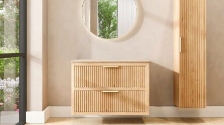Wandhängendes Badezimmermöbel 100 cm aus Natureiche mit zwei Schubladen und beige Kalksteinwaschtisch (neuwertig)