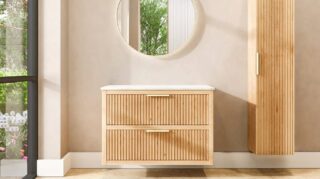 Wandhängendes Badezimmermöbel 100 cm aus Natureiche mit zwei Schubladen und weiße Marmorplatte (design)
