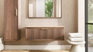 Wandhängendes Badezimmermöbel 120 cm aus dunkler Eiche mit eine Schublade und beige Kalksteinwaschtisch