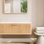 Wandhängendes Badezimmermöbel 120 cm aus Natureiche mit eine Schublade und weißes Solid-Surface-Aufsatzbecken (klassisch)