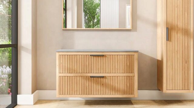 Wandhängendes Badezimmermöbel 120 cm aus Natureiche mit zwei Schubladen und graue Kalksteinplatte (elegant)