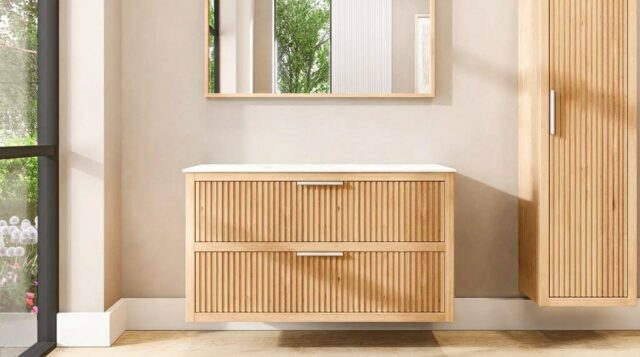 Wandhängendes Badezimmermöbel 120 cm aus Natureiche mit zwei Schubladen und weißes Solid-Surface-Aufsatzbecken (klassisch)