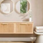Wandhängendes Badezimmermöbel 140 cm aus Natureiche mit eine Schublade und beige Kalksteinwaschtisch