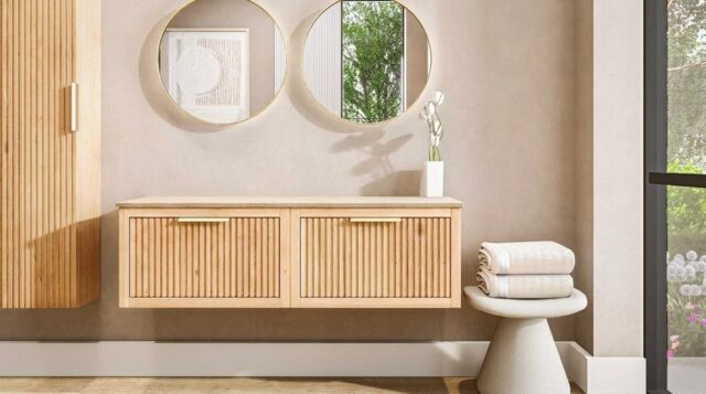 Wandhängendes Badezimmermöbel 140 cm aus Natureiche mit eine Schublade und beige Kalksteinwaschtisch