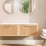 Wandhängendes Badezimmermöbel 140 cm aus Natureiche mit eine Schublade und weißes Solid-Surface-Aufsatzbecken (Top-Qualität)