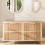 Wandhängendes Badezimmermöbel 140 cm aus Natureiche mit zwei Schubladen und beige Kalksteinwaschtisch (Massivholz)
