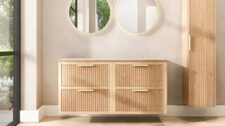 Wandhängendes Badezimmermöbel 140 cm aus Natureiche mit zwei Schubladen und beige Kalksteinwaschtisch (Massivholz)