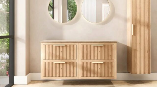 Wandhängendes Badezimmermöbel 140 cm aus Natureiche mit zwei Schubladen und beige Kalksteinwaschtisch (Massivholz)