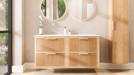 Wandhängendes Badezimmermöbel 140 cm aus Natureiche mit zwei Schubladen und weiße Marmorplatte (trendy)