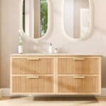 Wandhängendes Badezimmermöbel 160 cm aus Natureiche mit zwei Schubladen und beige Kalksteinwaschtisch (luxuriös)