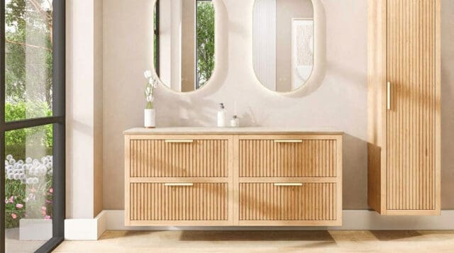 Wandhängendes Badezimmermöbel 160 cm aus Natureiche mit zwei Schubladen und beige Kalksteinwaschtisch (luxuriös)