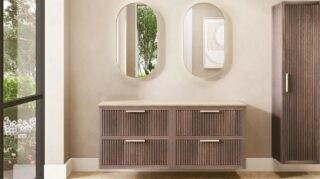 Wandhängendes Badezimmermöbel 160 cm aus dunkler Eiche mit zwei Schubladen und beige Kalksteinwaschtisch