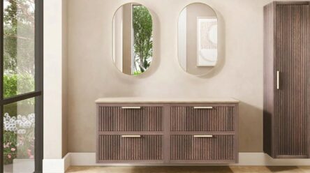 Wandhängendes Badezimmermöbel 160 cm aus dunkler Eiche mit zwei Schubladen und beige Kalksteinwaschtisch