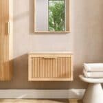 Wandhängendes Badezimmermöbel 70 cm aus Natureiche mit eine Schublade und beige Kalksteinwaschtisch