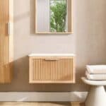 Wandhängendes Badezimmermöbel 70 cm aus Natureiche mit eine Schublade und weißes Solid-Surface-Aufsatzbecken