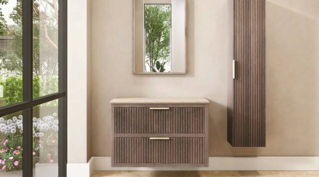 Wandhängendes Badezimmermöbel 70 cm aus dunkler Eiche mit zwei Schubladen und beige Kalksteinwaschtisch