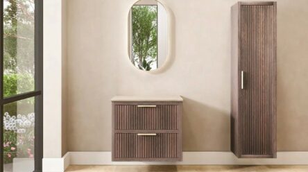 Wandhängendes Badezimmermöbel 80 cm aus dunkler Eiche mit zwei Schubladen und beige Kalksteinwaschtisch