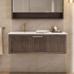 Das Rosenfeld Badmöbel 120 in Eiche dunkel strahlt Luxus und Ruhe aus. Gefertigt aus massivem Eichenholz mit Rillenfront, hochwertigen Softclose-Schubladen und einem matten weißen Mineralwerkstoff- mit Überlauf. Das Waschbecken ist wahlweise mit oder ohne