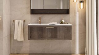 Das Rosenfeld Badmöbel 120 in Eiche dunkel strahlt Luxus und Ruhe aus. Gefertigt aus massivem Eichenholz mit Rillenfront, hochwertigen Softclose-Schubladen und einem matten weißen Mineralwerkstoff- mit Überlauf. Das Waschbecken ist wahlweise mit oder ohne