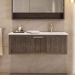 Das Rosenfeld Badmöbel 120 in Eiche dunkel strahlt Luxus und Ruhe aus. Gefertigt aus massivem Eichenholz mit Rillenfront, hochwertigen Softclose-Schubladen und einem matten weißen Mineralwerkstoff- mit Überlauf. Das Waschbecken ist wahlweise mit oder ohne