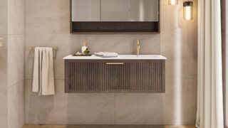 Das Rosenfeld Badmöbel 120 in Eiche dunkel strahlt Luxus und Ruhe aus. Gefertigt aus massivem Eichenholz mit Rillenfront, hochwertigen Softclose-Schubladen und einem matten weißen Mineralwerkstoff- mit Überlauf. Das Waschbecken ist wahlweise mit oder ohne