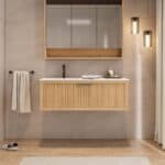 Das Rosenfeld Badmöbel 120 in Natur Eiche vereint handwerkliche Präzision mit modernem Luxus. Gefertigt aus massivem Eichenholz mit Rillenfront, Softclose-Schubladen und einem matten weißen Mineralwerkstoff-. Das Waschbecken ist wahlweise mit oder ohne Ha