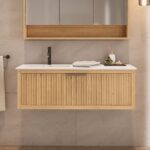 Das Rosenfeld Badmöbel 120 in Natur Eiche vereint handwerkliche Präzision mit modernem Luxus. Gefertigt aus massivem Eichenholz mit Rillenfront, Softclose-Schubladen und einem matten weißen Mineralwerkstoff-. Das Waschbecken ist wahlweise mit oder ohne Ha