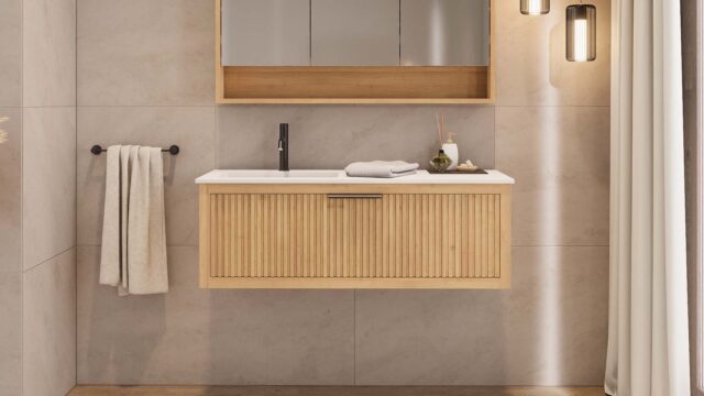 Das Rosenfeld Badmöbel 120 in Natur Eiche vereint handwerkliche Präzision mit modernem Luxus. Gefertigt aus massivem Eichenholz mit Rillenfront, Softclose-Schubladen und einem matten weißen Mineralwerkstoff-. Das Waschbecken ist wahlweise mit oder ohne Ha