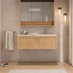 Das Rosenfeld Badmöbel 120 in Natur Eiche vereint handwerkliche Präzision mit modernem Luxus. Gefertigt aus massivem Eichenholz mit Rillenfront, Softclose-Schubladen und einem matten weißen Mineralwerkstoff-. Das Waschbecken ist wahlweise mit oder ohne Ha