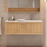 Das Rosenfeld Badmöbel 120 in Natur Eiche vereint handwerkliche Präzision mit modernem Luxus. Gefertigt aus massivem Eichenholz mit Rillenfront, Softclose-Schubladen und einem matten weißen Mineralwerkstoff-. Das Waschbecken ist wahlweise mit oder ohne Ha